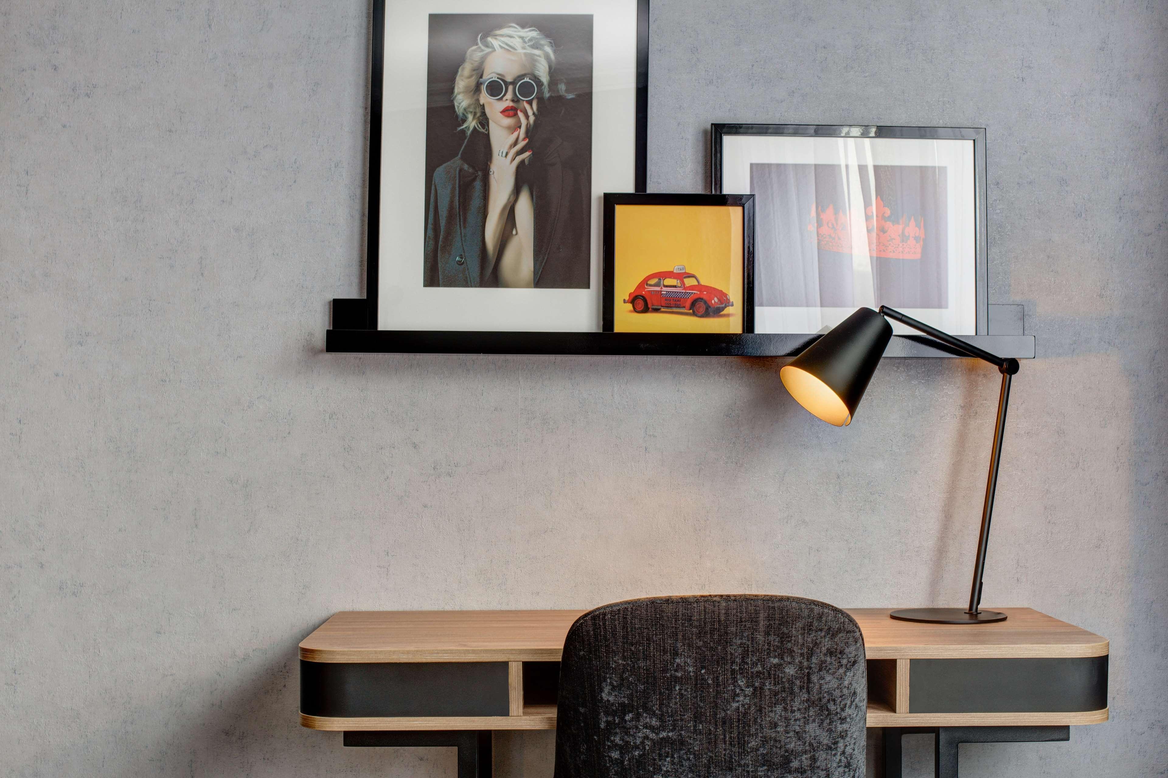 فندق Radisson Red London Heathrow هارموندسورث المظهر الخارجي الصورة The interior of a room at the hotel