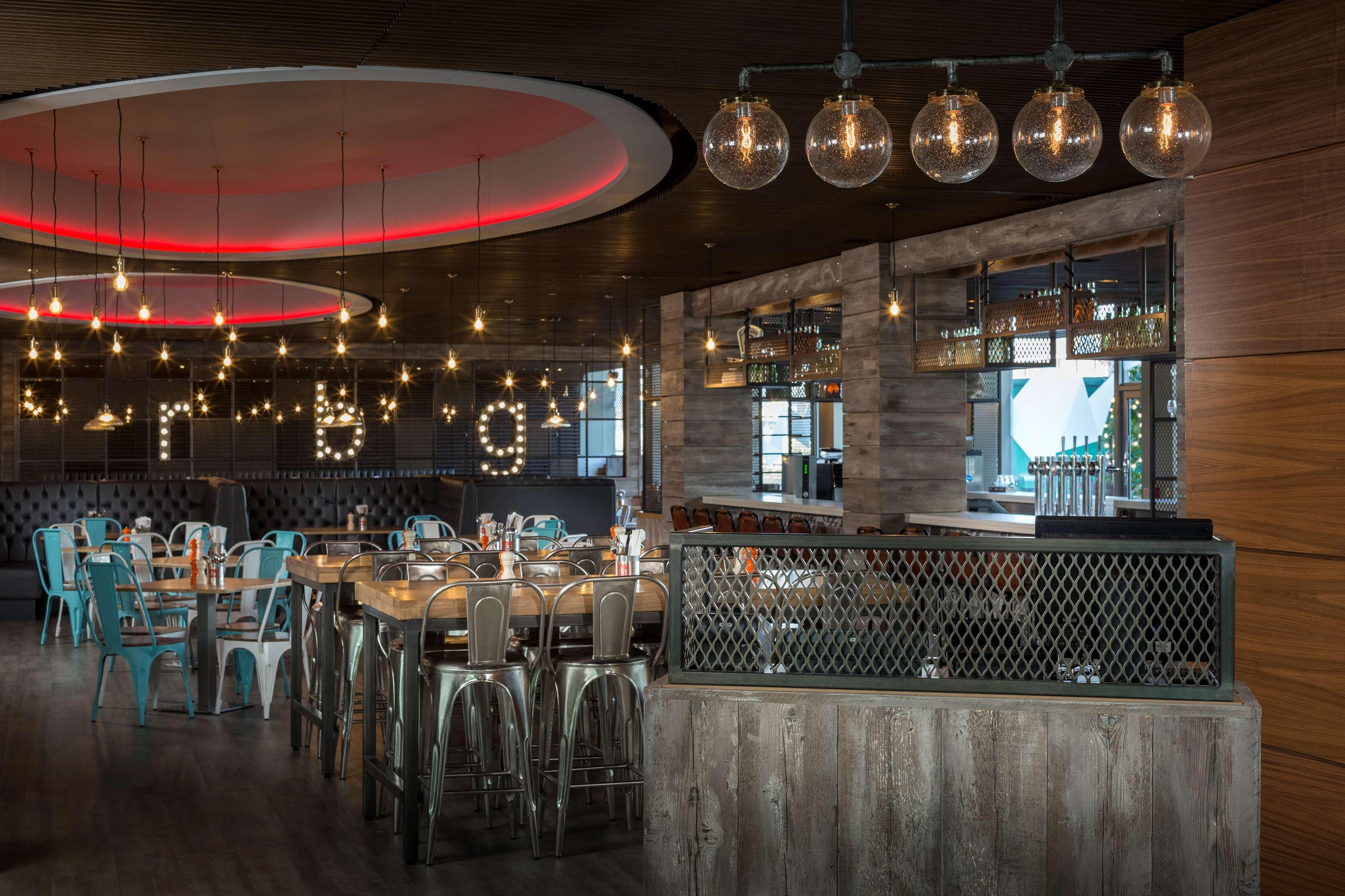 فندق Radisson Red London Heathrow هارموندسورث المظهر الخارجي الصورة Interior of the restaurant