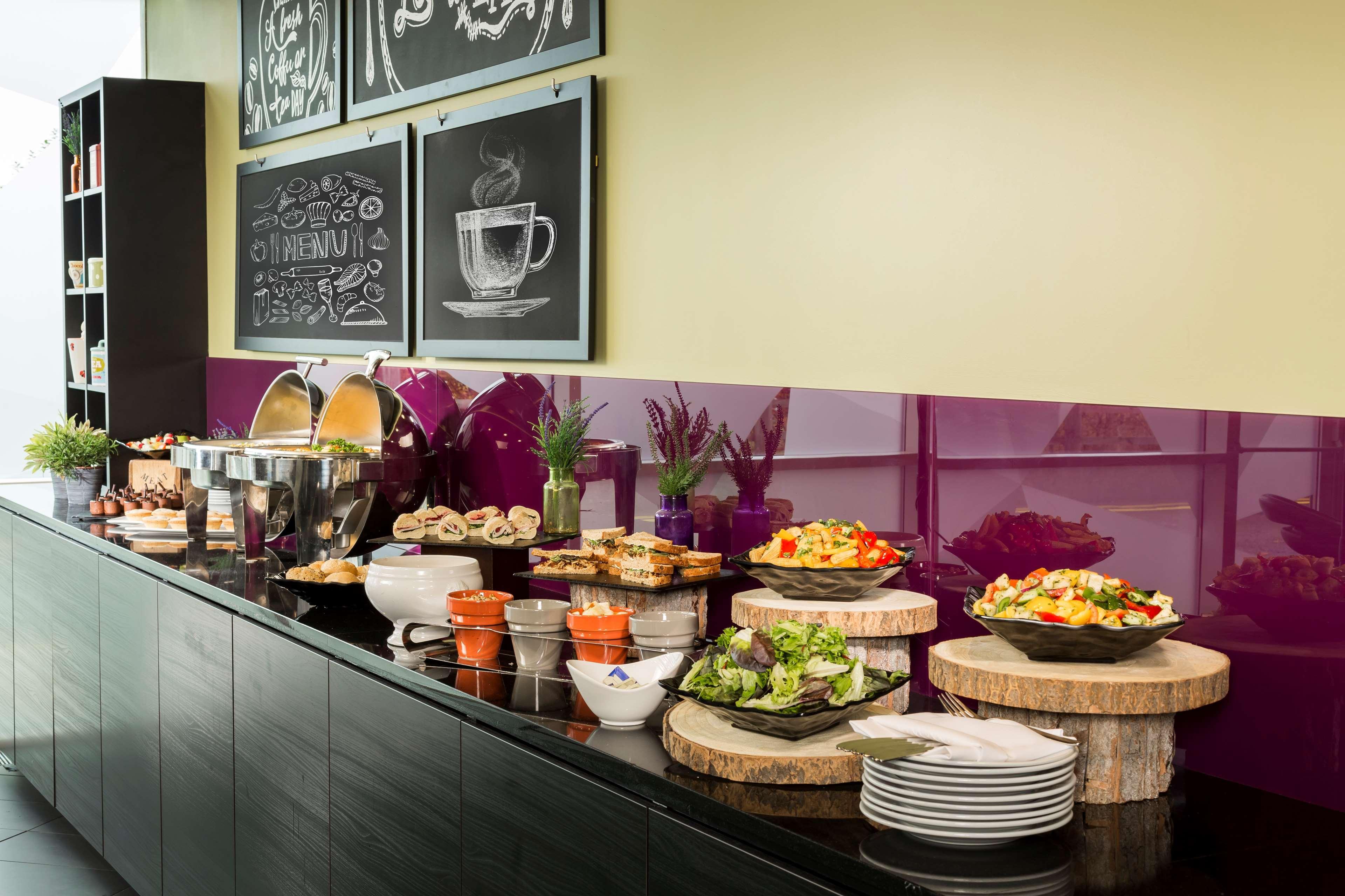فندق Radisson Red London Heathrow هارموندسورث المظهر الخارجي الصورة Breakfast buffet at a hotel