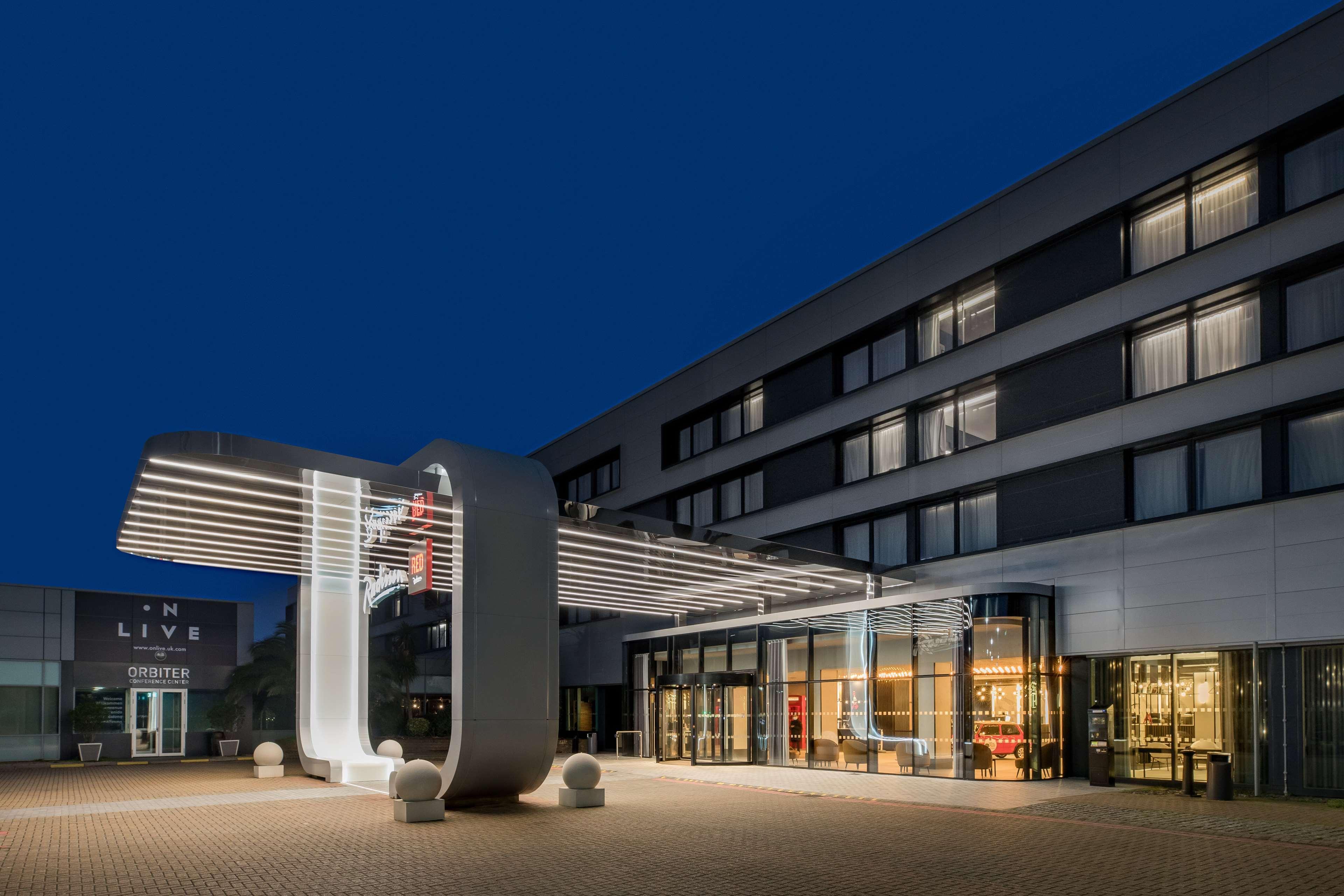 فندق Radisson Red London Heathrow هارموندسورث المظهر الخارجي الصورة The hotel in 2019