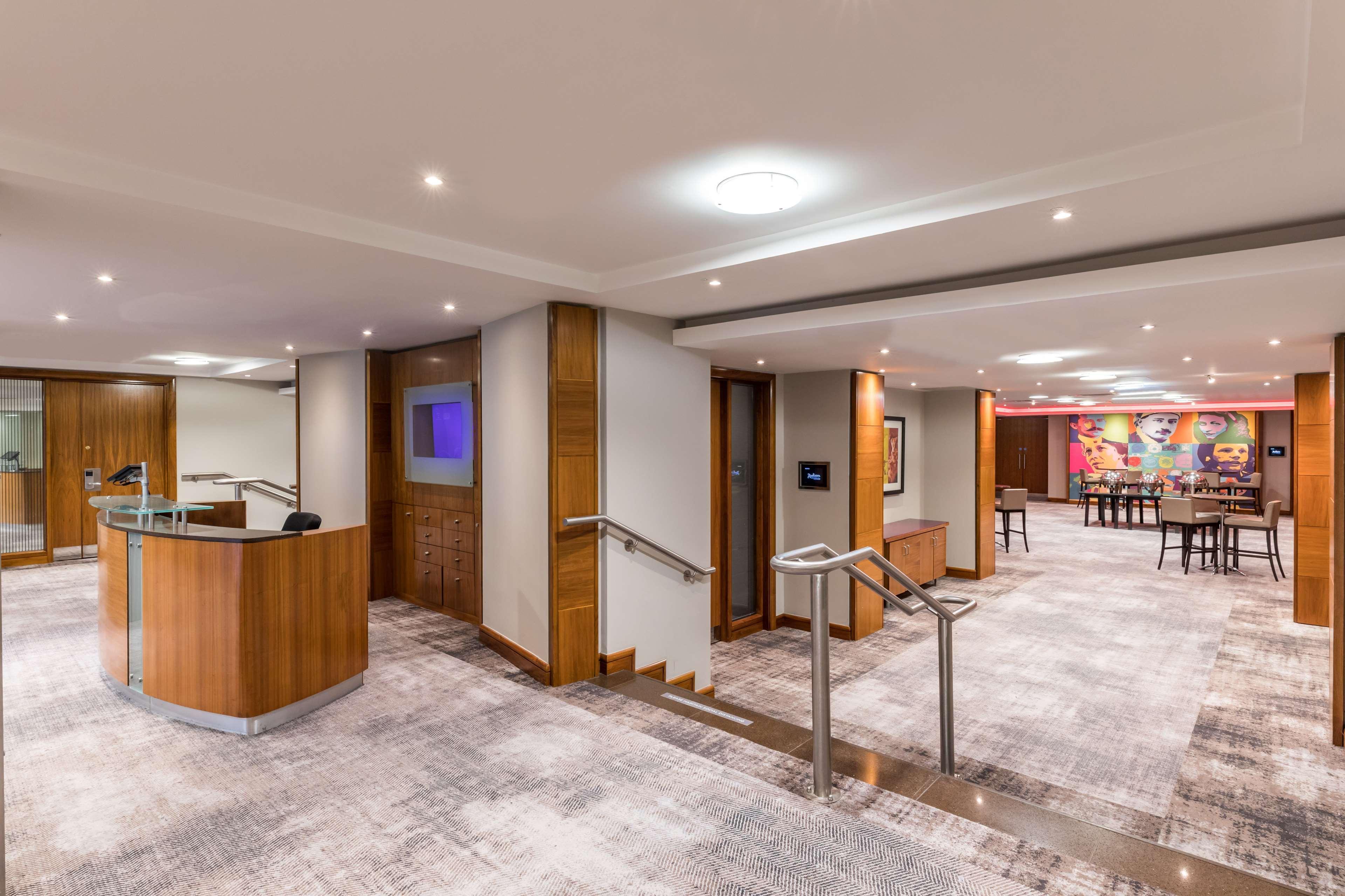 فندق Radisson Red London Heathrow هارموندسورث المظهر الخارجي الصورة The reception area of the hotel