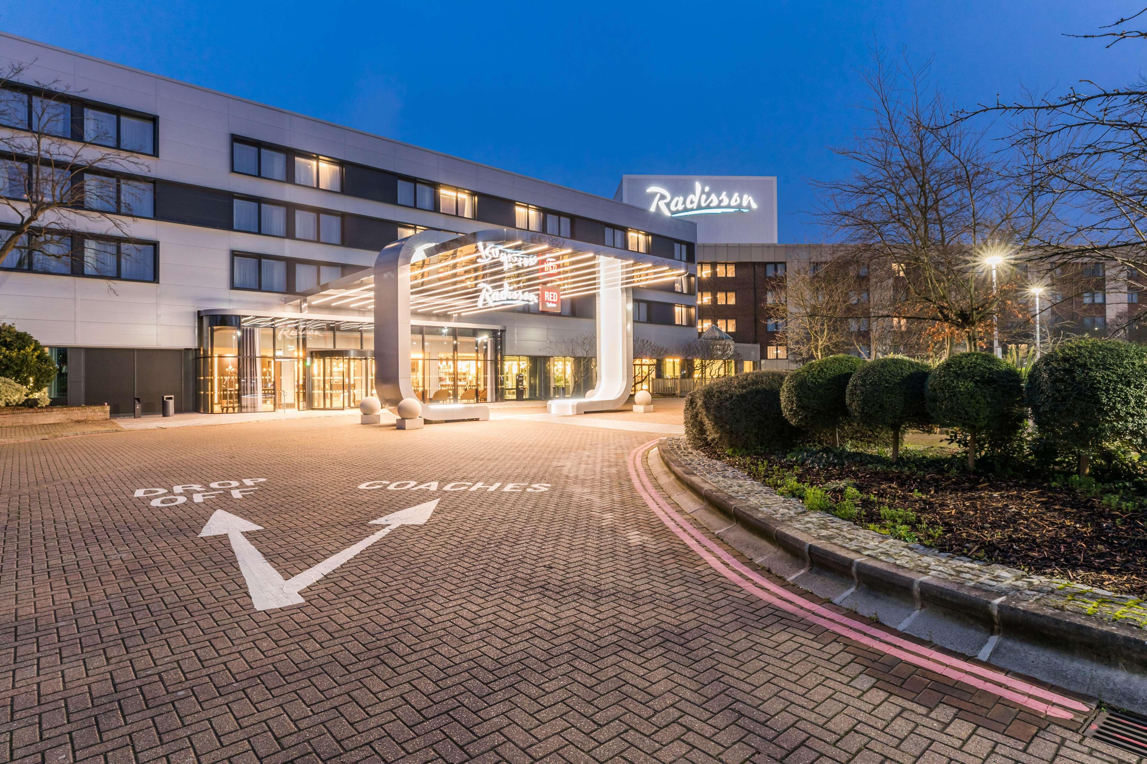 فندق Radisson Red London Heathrow هارموندسورث المظهر الخارجي الصورة Radisson Blu London Heathrow