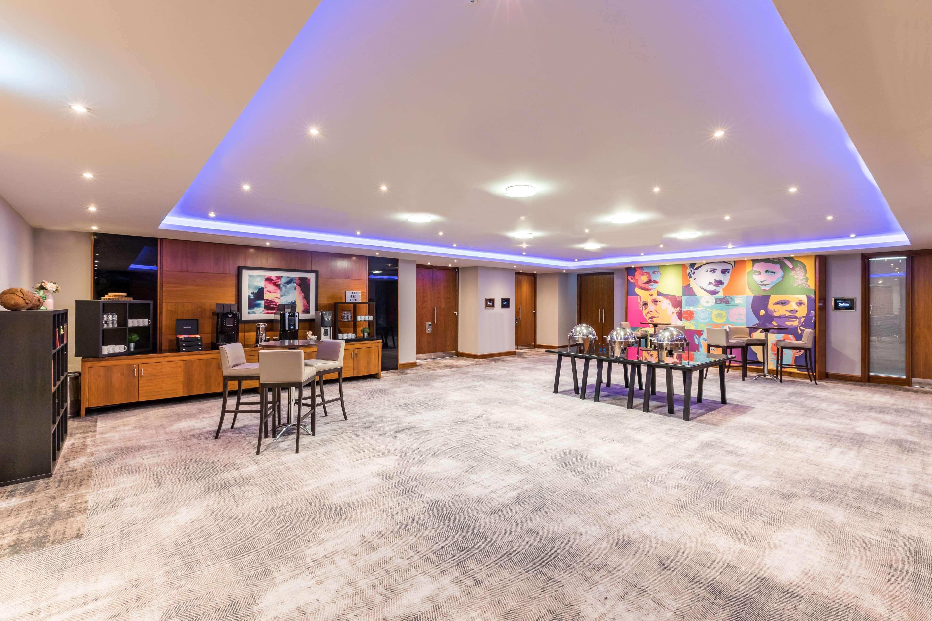 فندق Radisson Red London Heathrow هارموندسورث المظهر الخارجي الصورة The reception area of the hotel