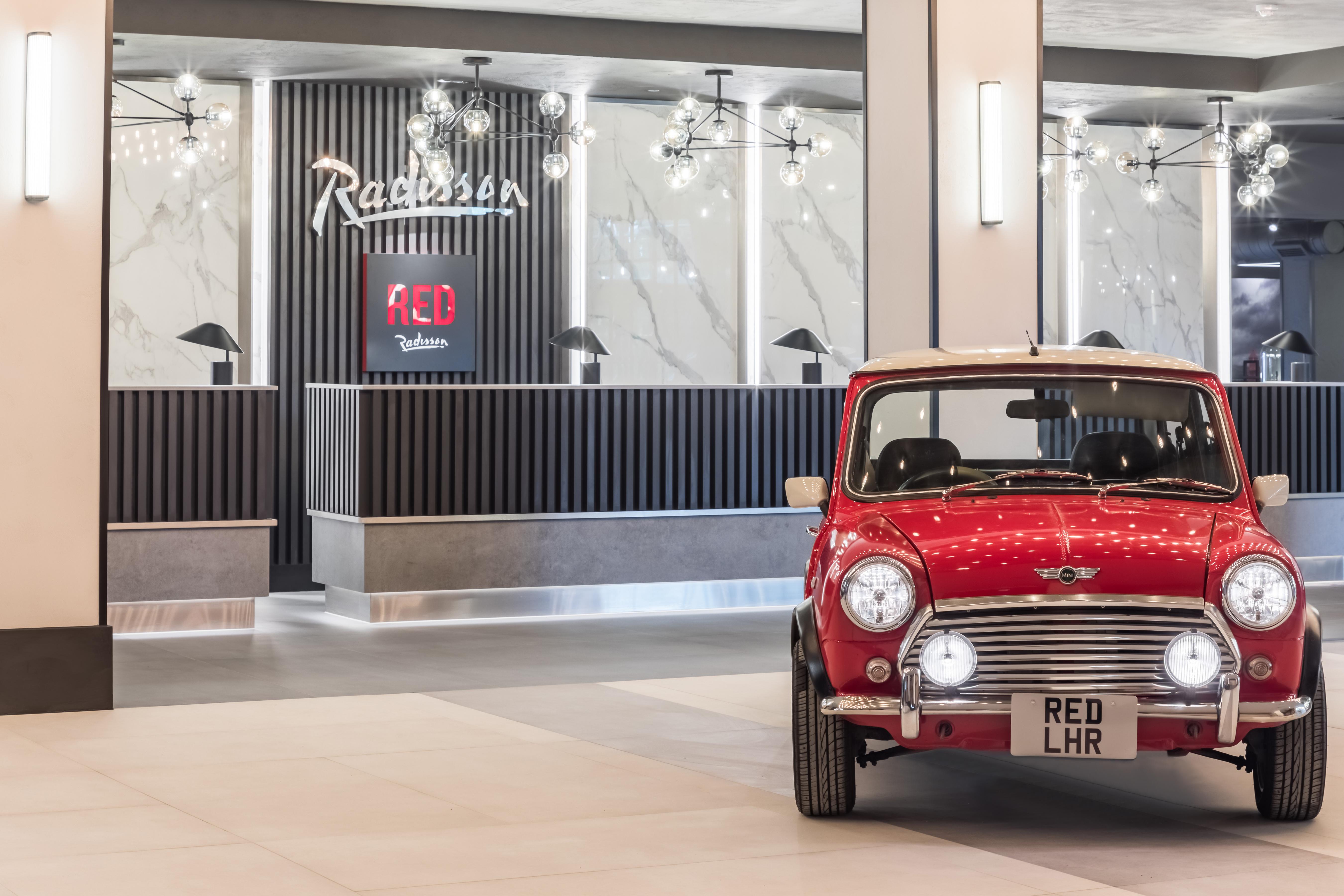 فندق Radisson Red London Heathrow هارموندسورث المظهر الخارجي الصورة Reception of the hotel