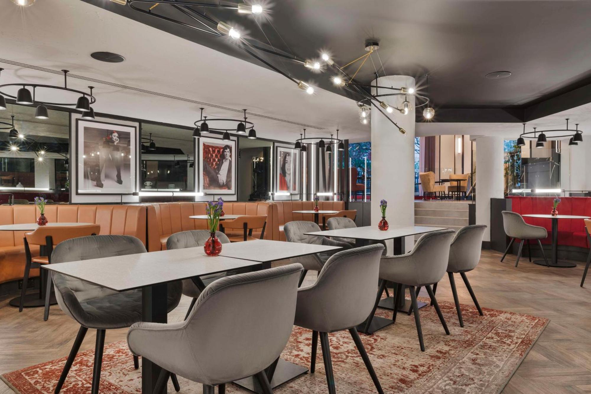 فندق Radisson Red London Heathrow هارموندسورث المظهر الخارجي الصورة Interior of the hotel