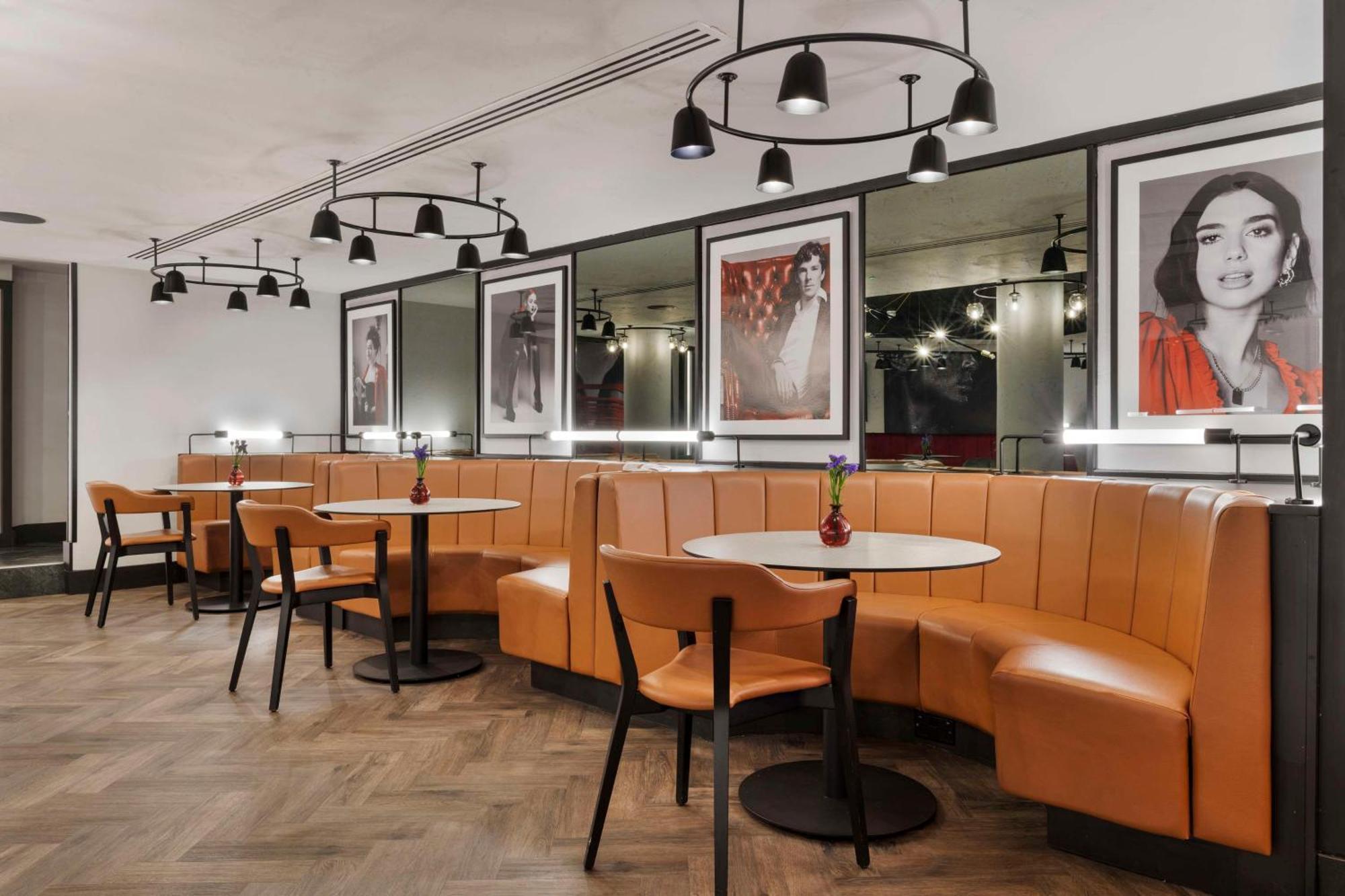 فندق Radisson Red London Heathrow هارموندسورث المظهر الخارجي الصورة Interior of the hotel