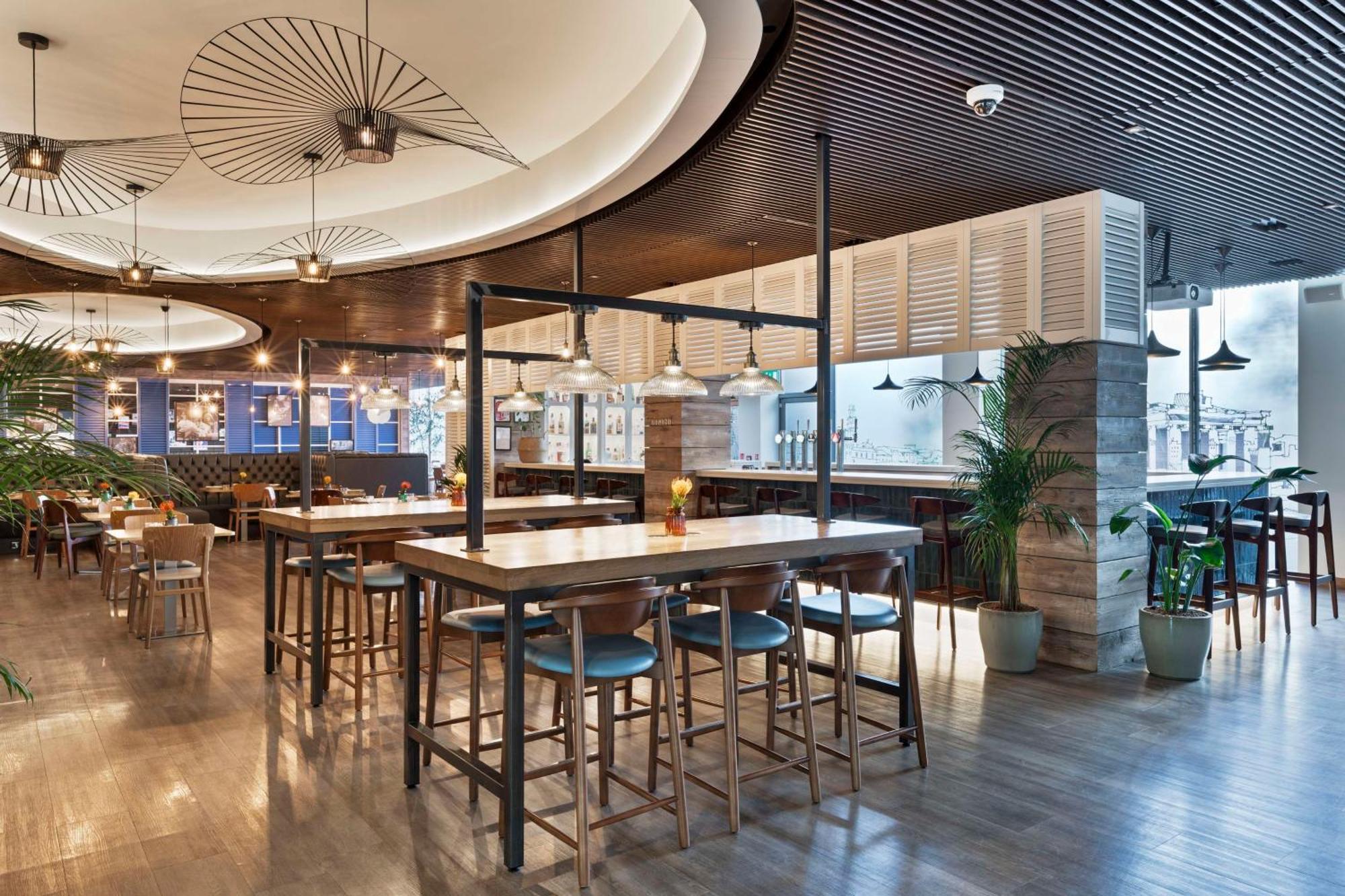 فندق Radisson Red London Heathrow هارموندسورث المظهر الخارجي الصورة Interior of the restaurant