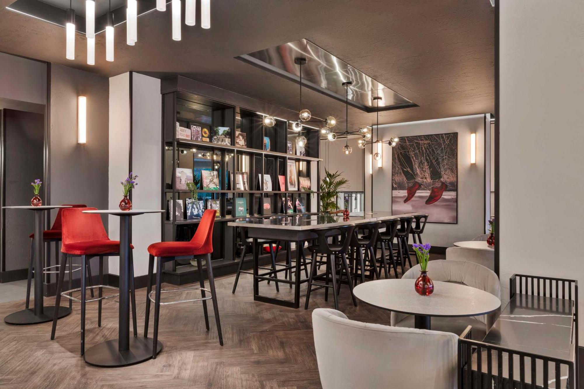 فندق Radisson Red London Heathrow هارموندسورث المظهر الخارجي الصورة Interior of the hotel