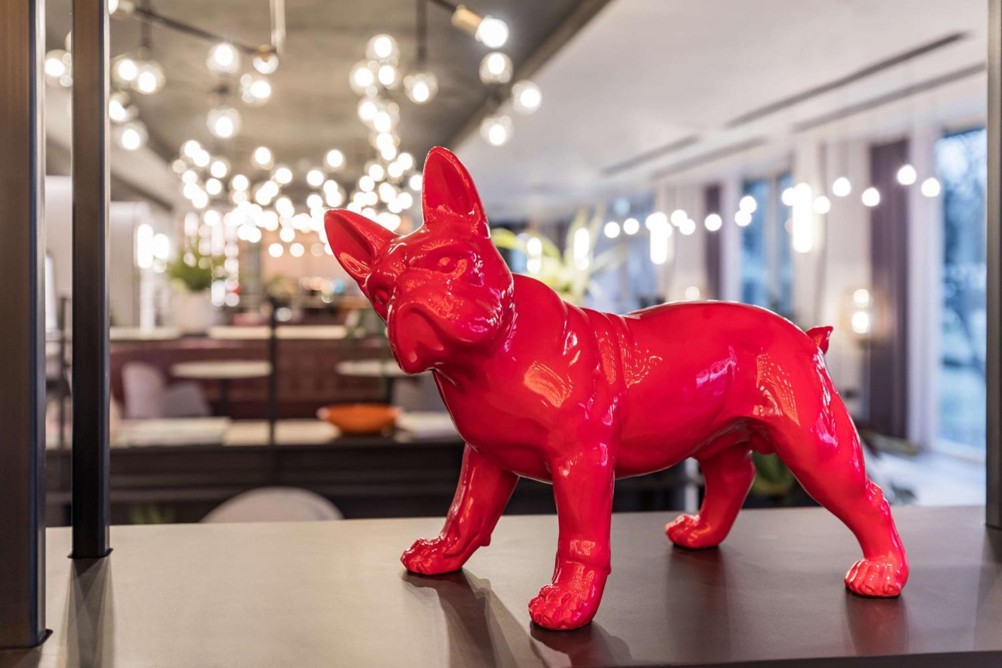 فندق Radisson Red London Heathrow هارموندسورث المظهر الخارجي الصورة "The dog is not a dog, it is a work of art"