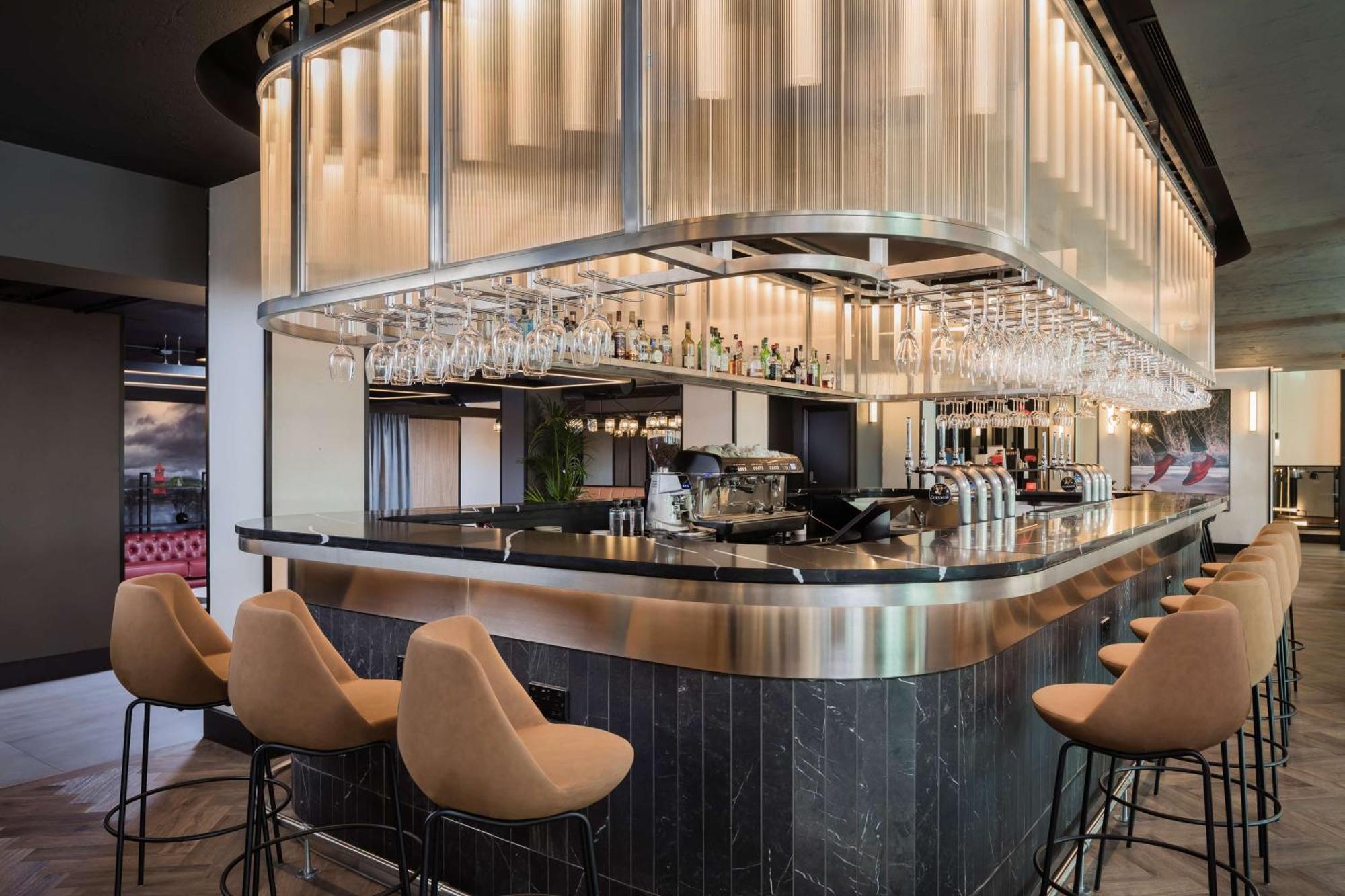 فندق Radisson Red London Heathrow هارموندسورث المظهر الخارجي الصورة The bar at the hotel