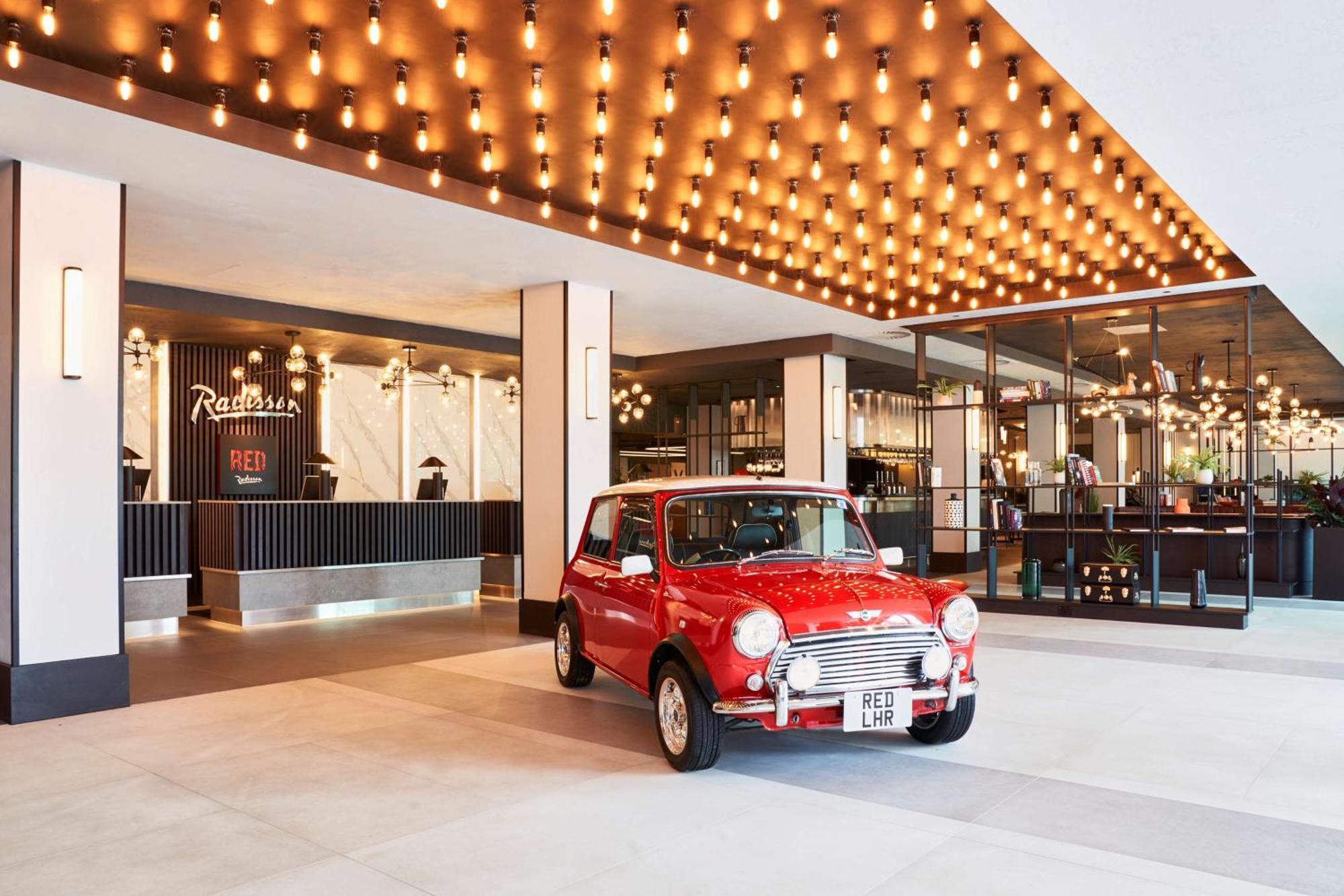 فندق Radisson Red London Heathrow هارموندسورث المظهر الخارجي الصورة Radisson Red