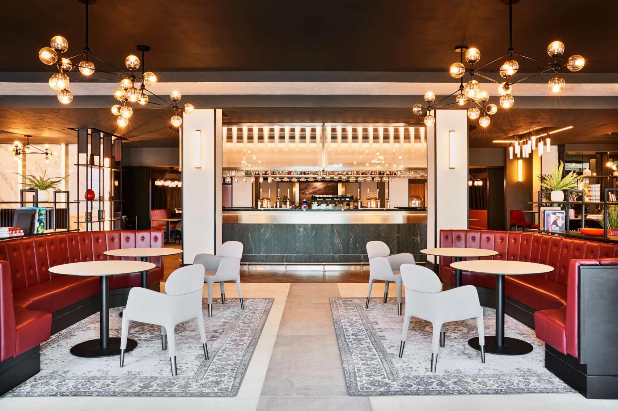 فندق Radisson Red London Heathrow هارموندسورث المظهر الخارجي الصورة Interior of the hotel