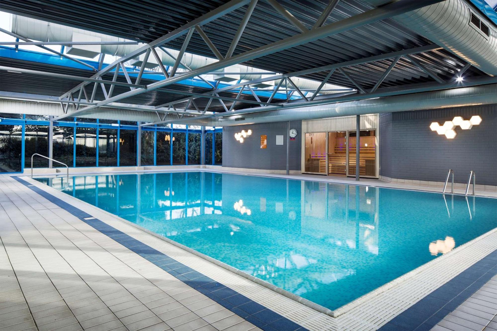 فندق Radisson Red London Heathrow هارموندسورث المظهر الخارجي الصورة Swimming pool