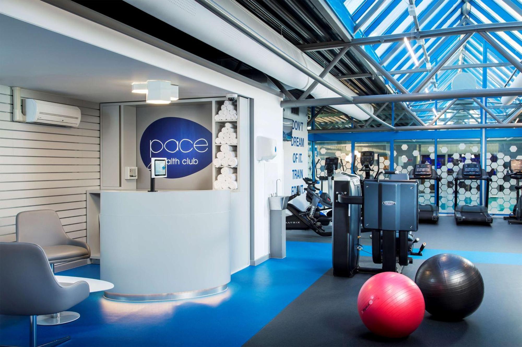 فندق Radisson Red London Heathrow هارموندسورث المظهر الخارجي الصورة Pace Fitness Club