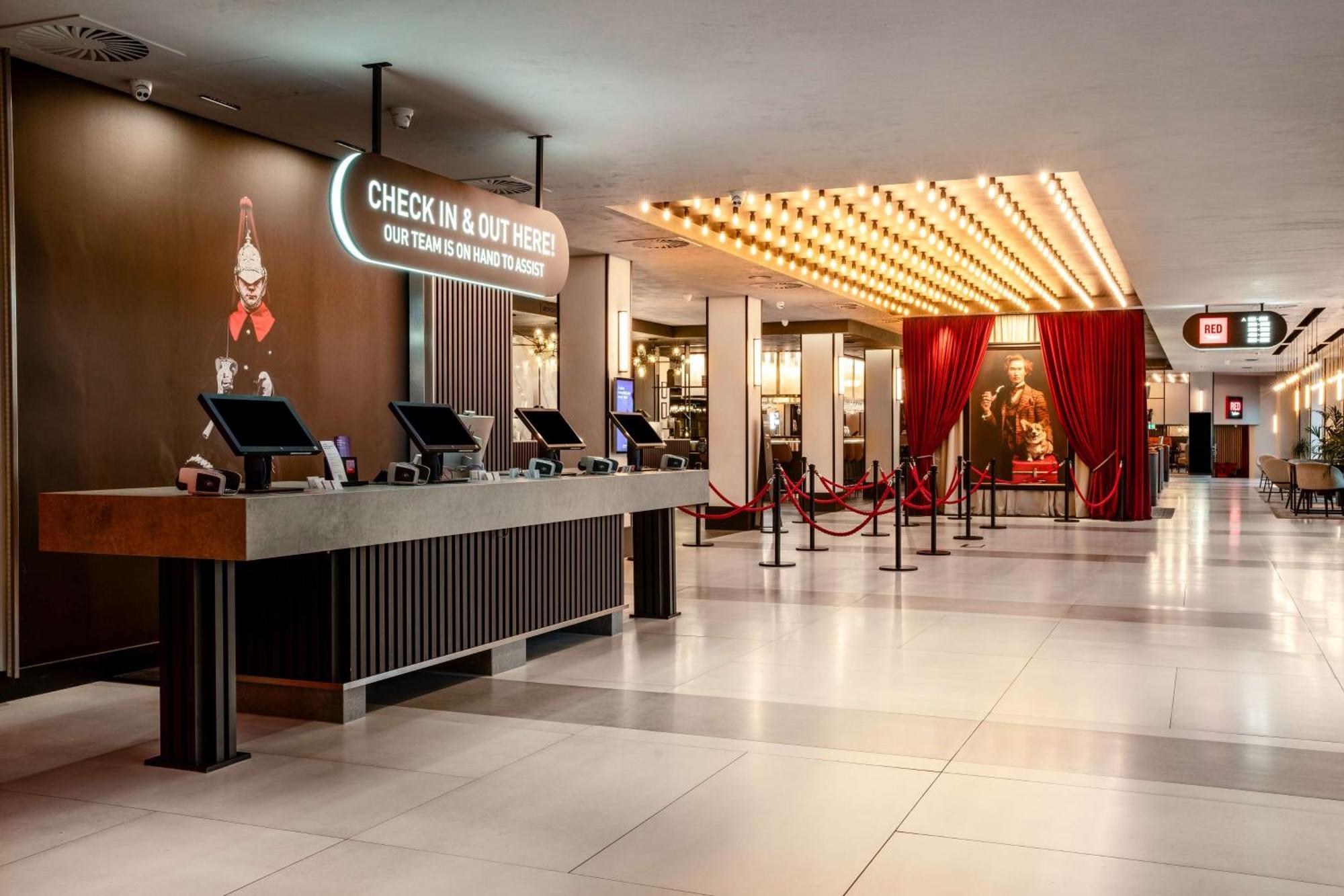 فندق Radisson Red London Heathrow هارموندسورث المظهر الخارجي الصورة